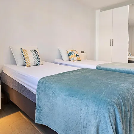 3 Bedroom Townhouse With Private Pool *